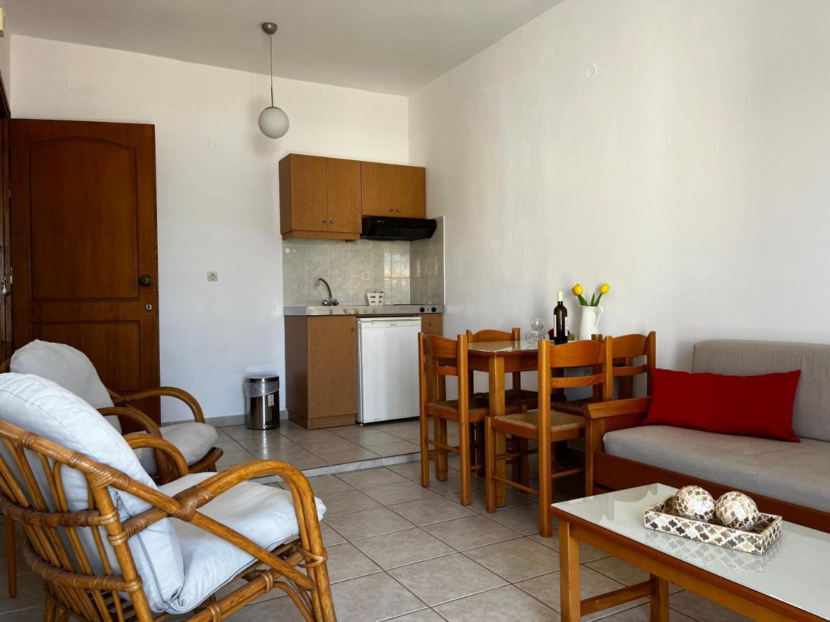 Michael Apartments Agia Marina Esterno foto