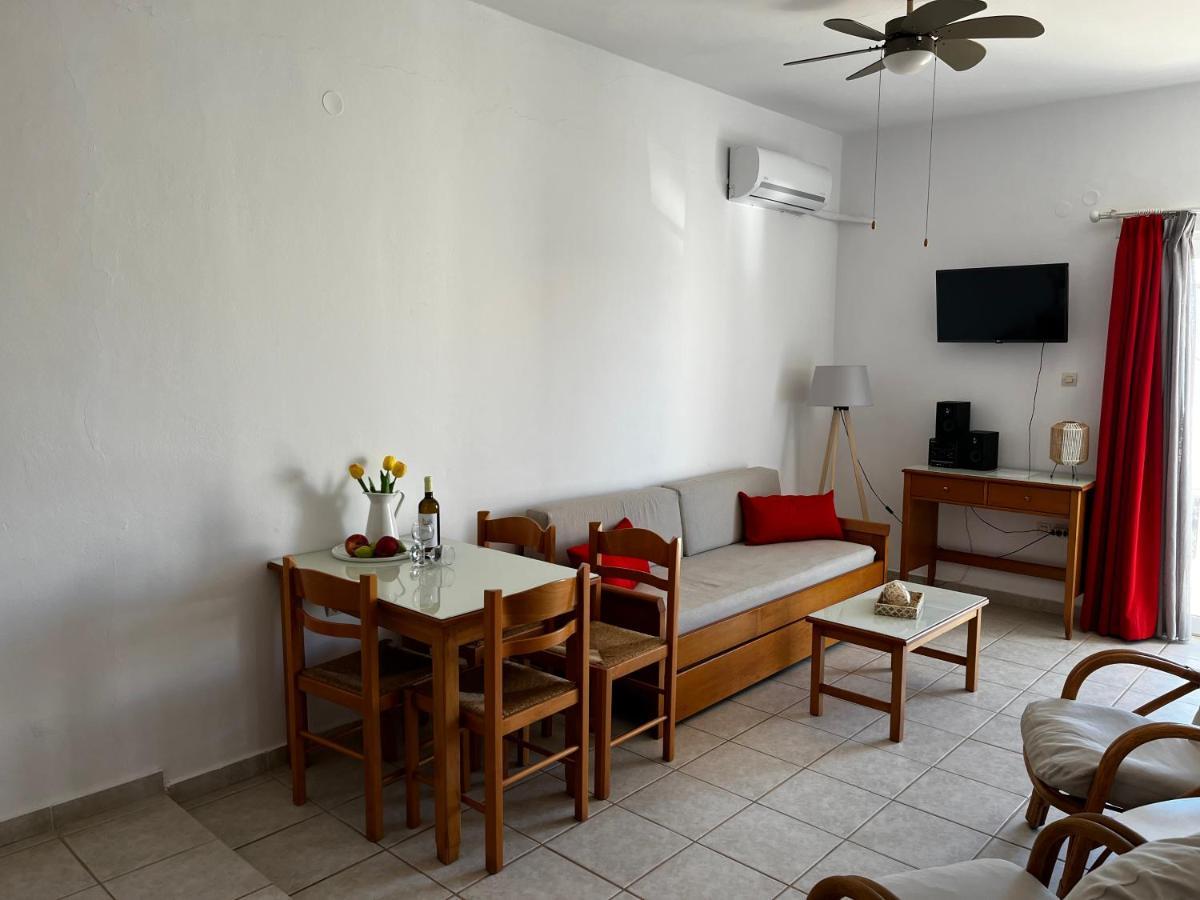 Michael Apartments Agia Marina Esterno foto