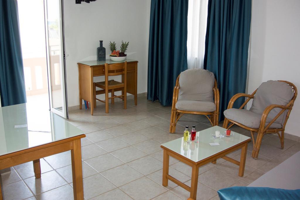 Michael Apartments Agia Marina Esterno foto